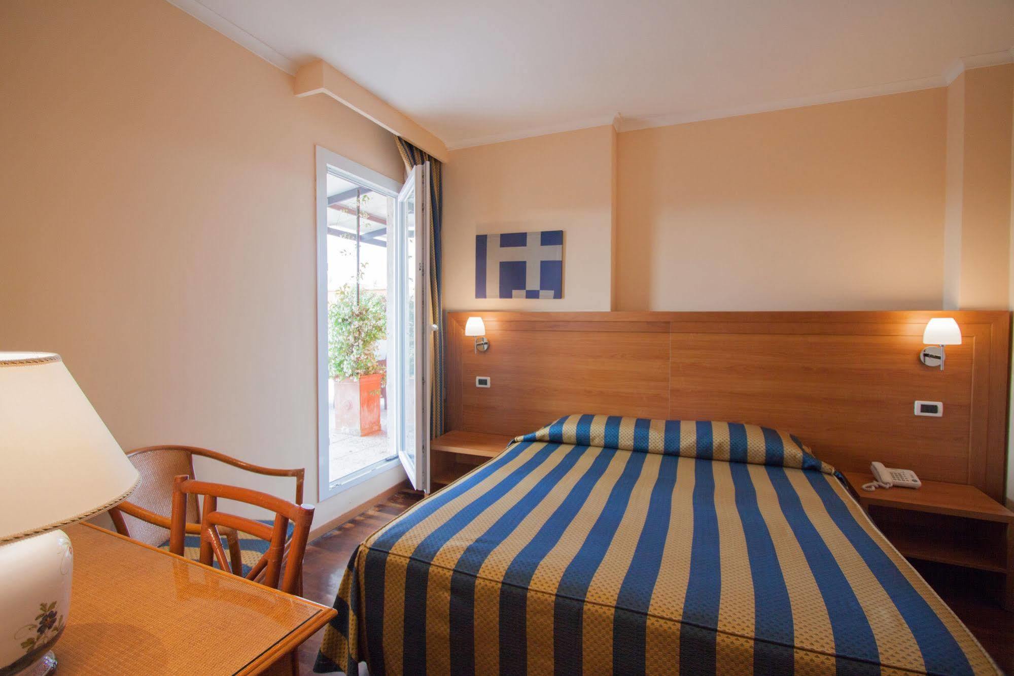 Hotel Laurentia Roma Esterno foto